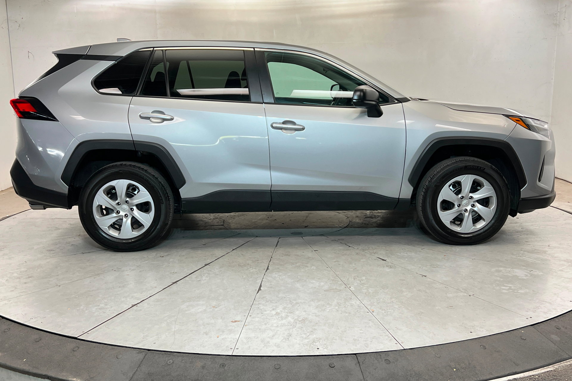 Certified 2024 Toyota RAV4 LE AWD/4WD image 7