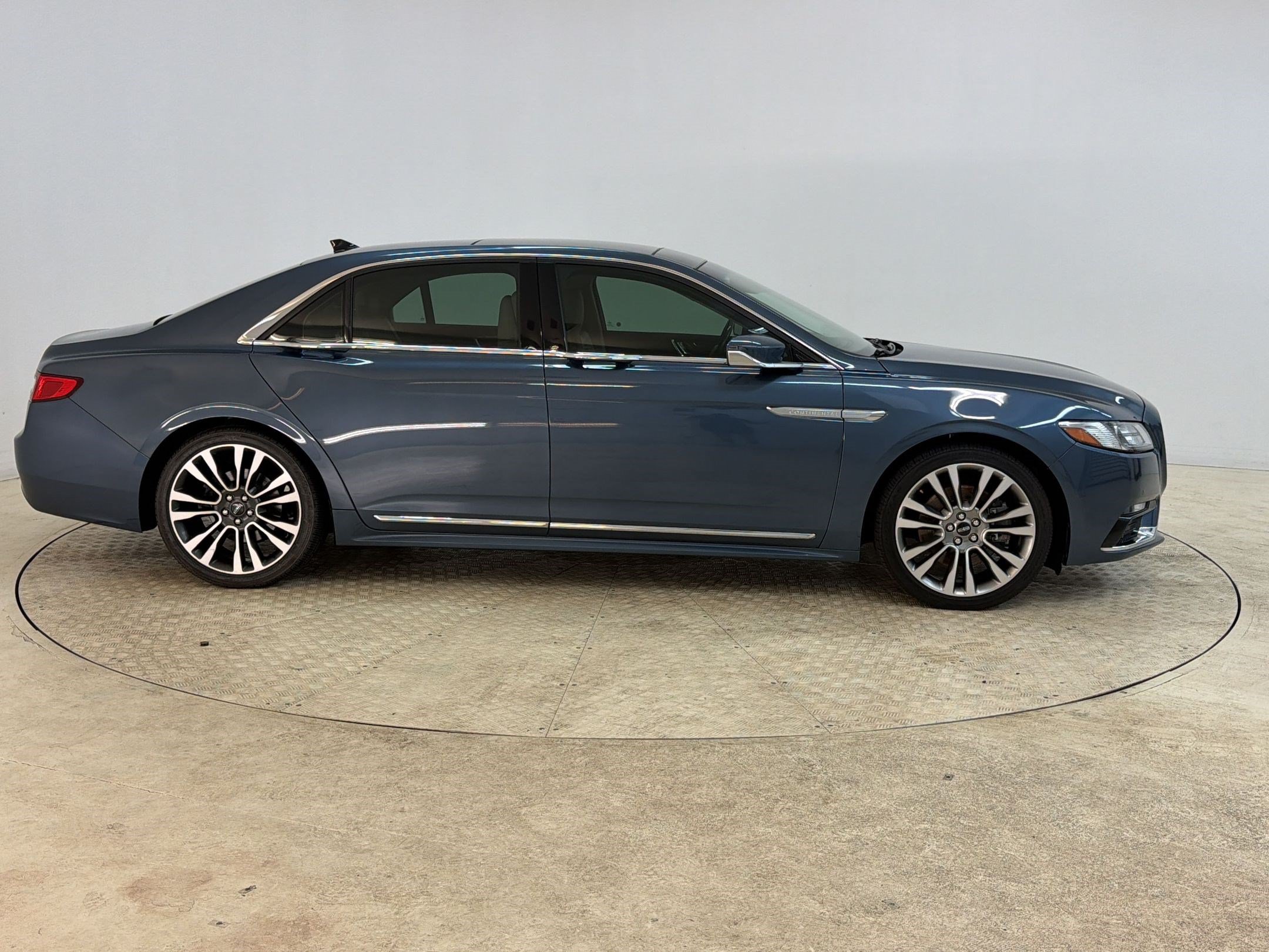 Used 2019 Lincoln Continental Select w/ Continental Climate Package FWD image 8