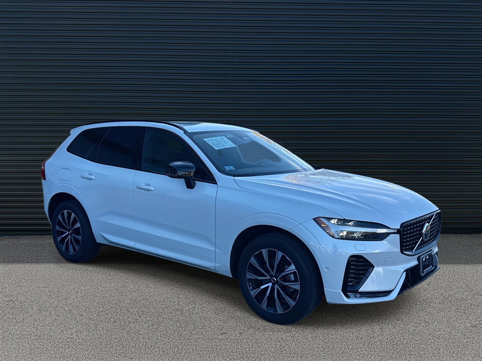 Used 2025 Volvo XC60 B5 Plus image 3