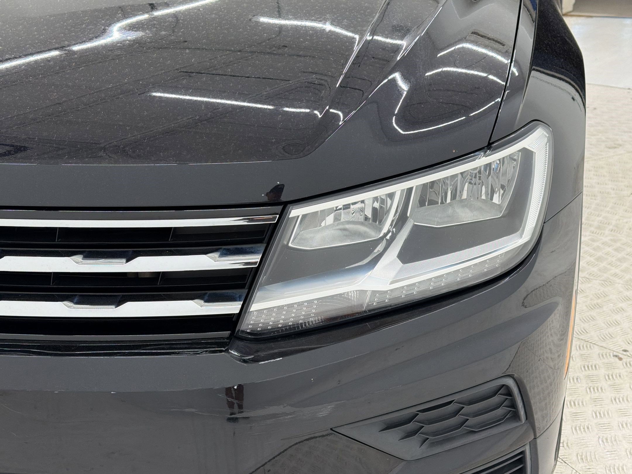 Used 2018 Volkswagen Tiguan SE w/ Panoramic Sunroof Package image 9