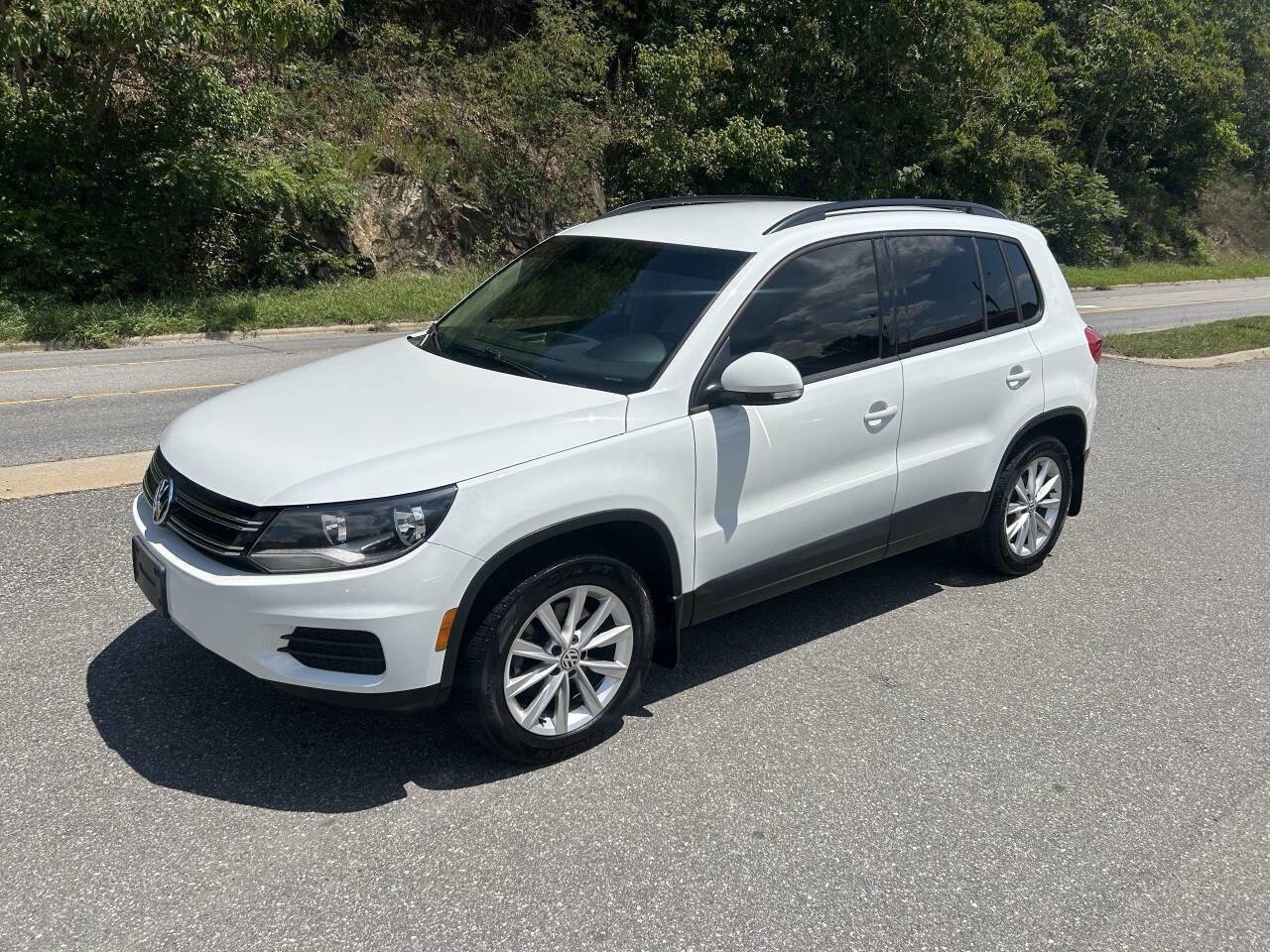 Used 2015 Volkswagen Tiguan SE image 3