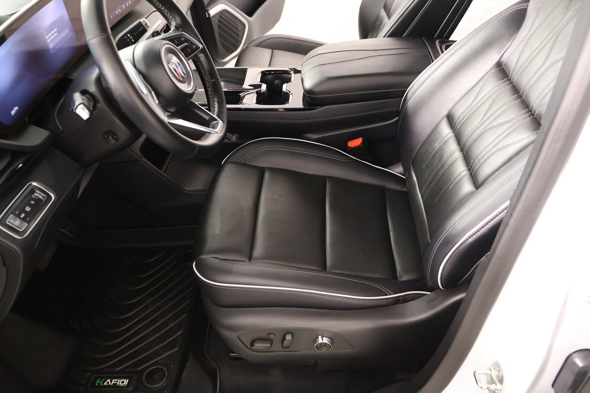 Used 2025 Buick Enclave Avenir FWD image 11