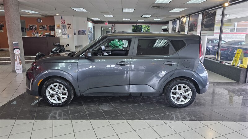 Used 2023 Kia Soul LX w/ LX Technology Package FWD image 2