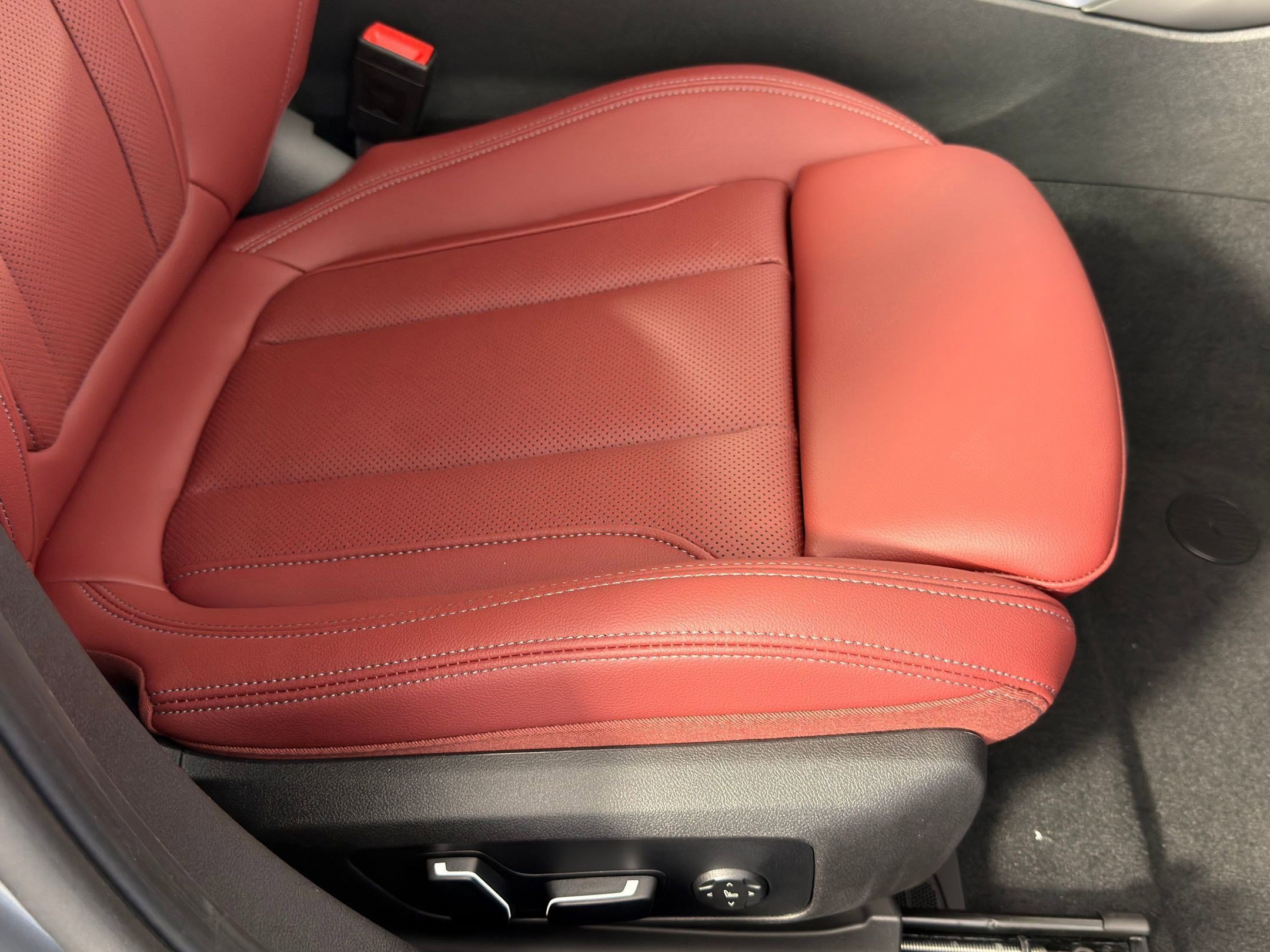 Used 2026 BMW 330i Sedan w/ M Sport Package image 32