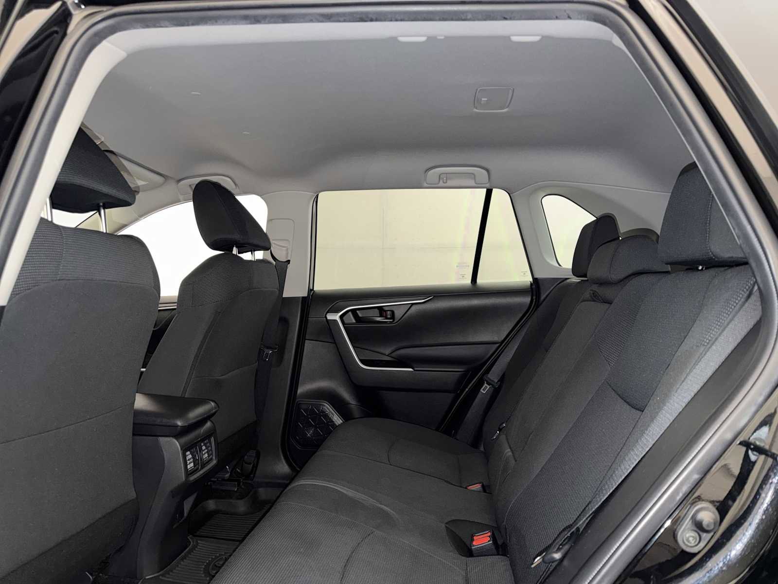 Used 2022 Toyota RAV4 LE AWD/4WD image 19