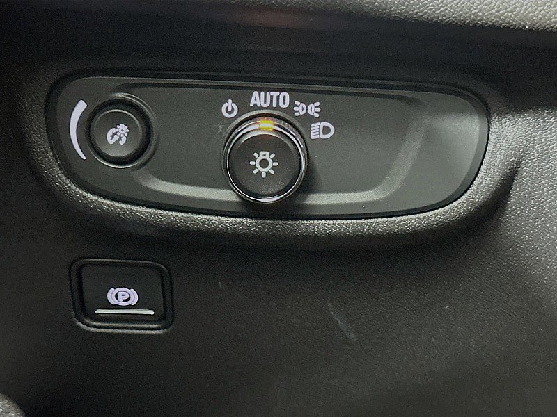 Used 2024 GMC Terrain SLE w/ Driver Convenience Package image 10