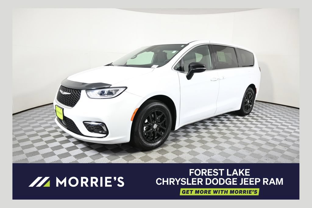 Used 2024 Chrysler Pacifica Touring FWD image 1