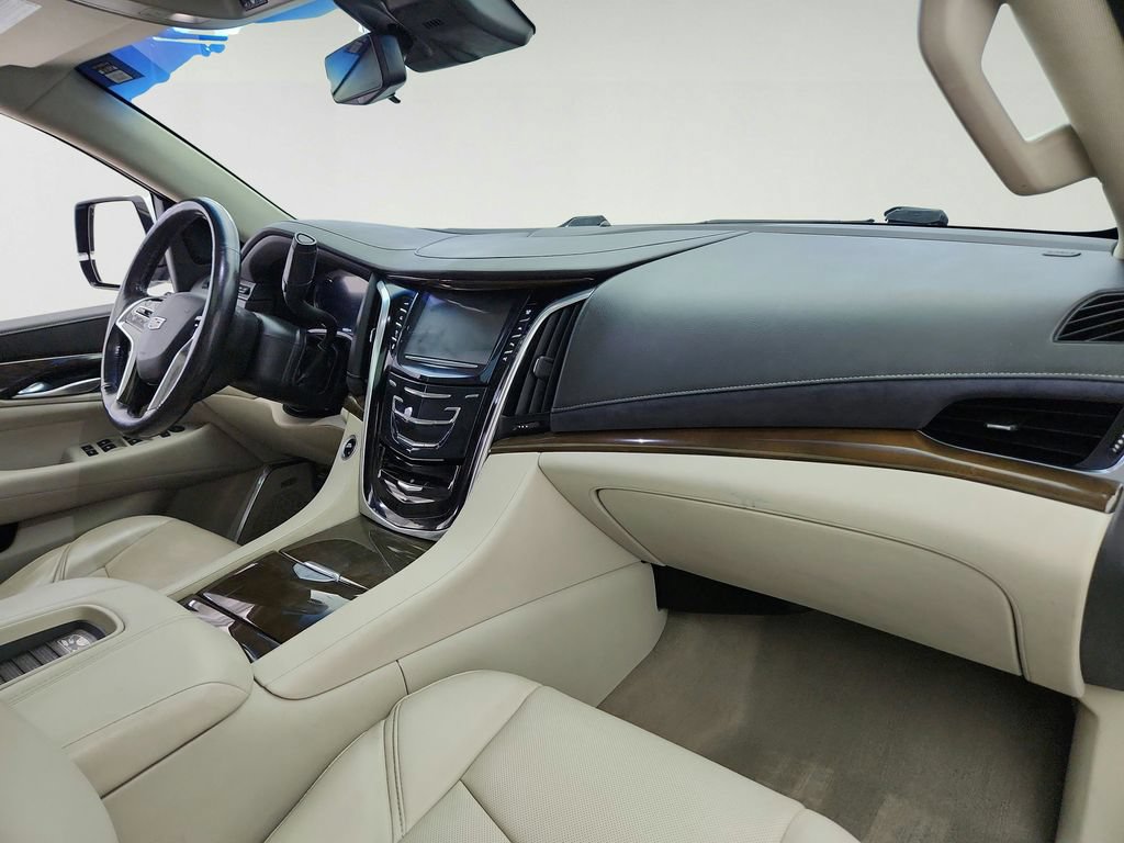 Used 2018 Cadillac Escalade Luxury AWD/4WD image 32