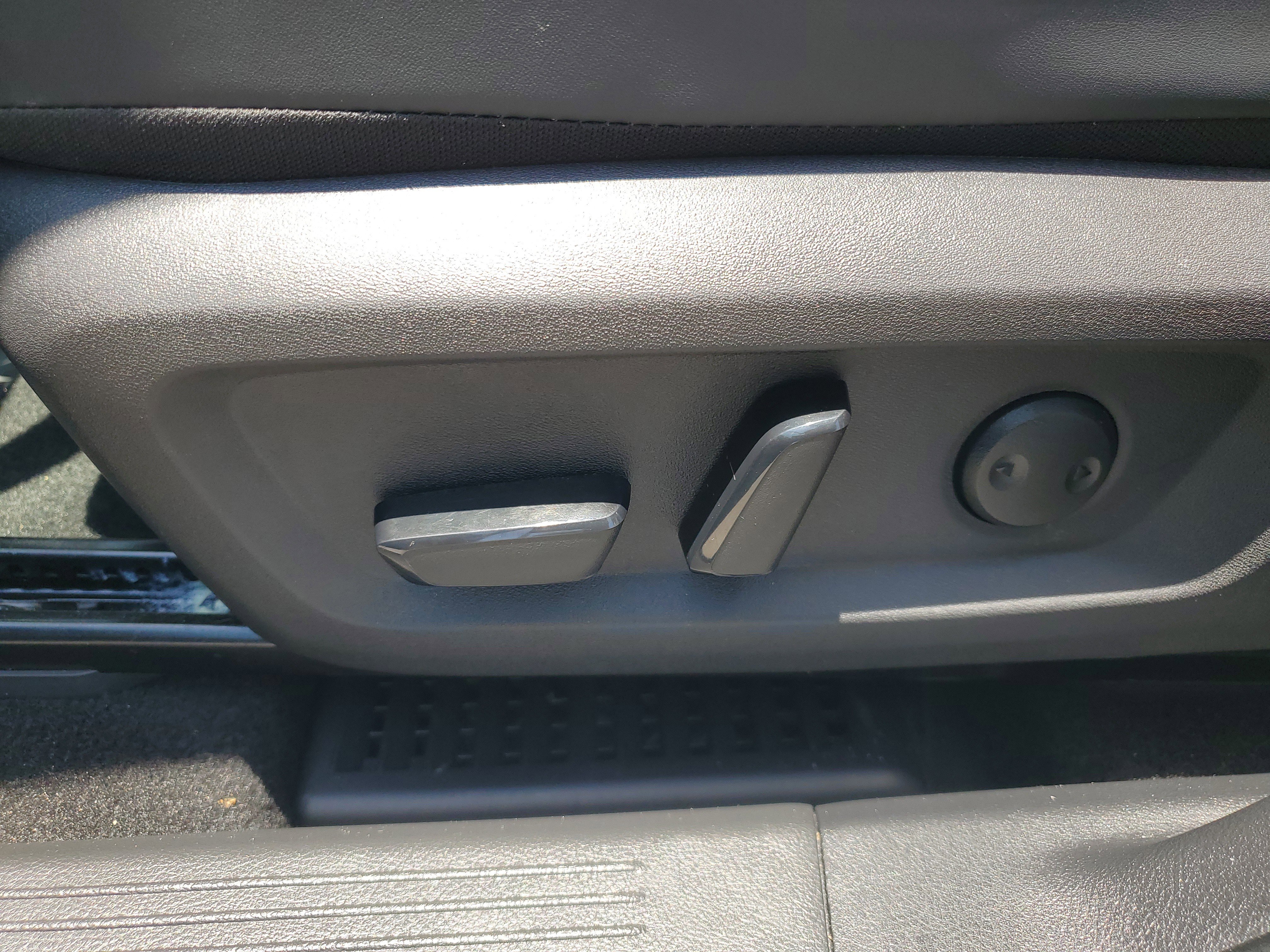 Used 2023 Nissan Rogue SV w/ SV Premium B Package image 11