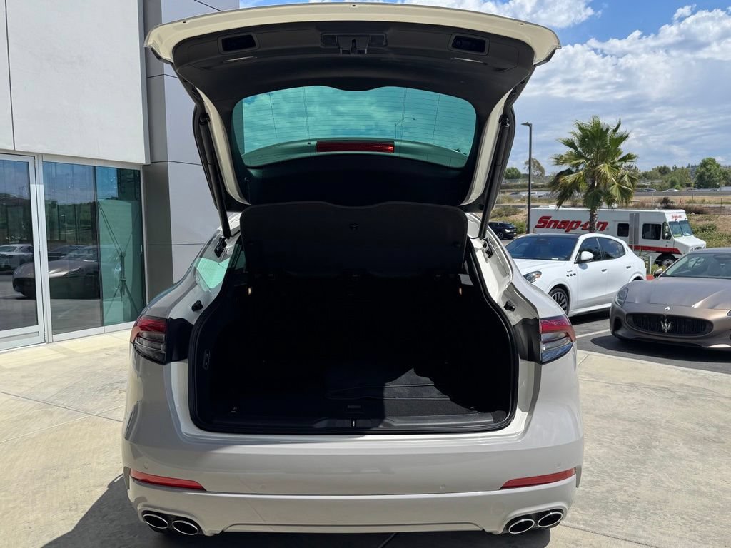 Certified 2023 Maserati Levante GT AWD/4WD image 11