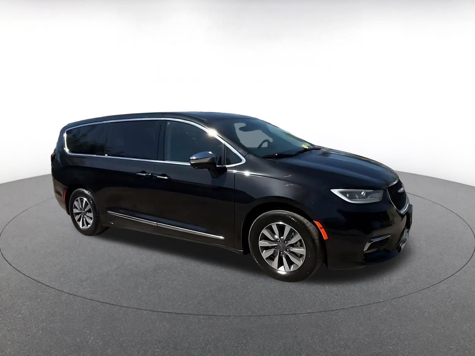 Used 2023 Chrysler Pacifica Limited FWD image 2