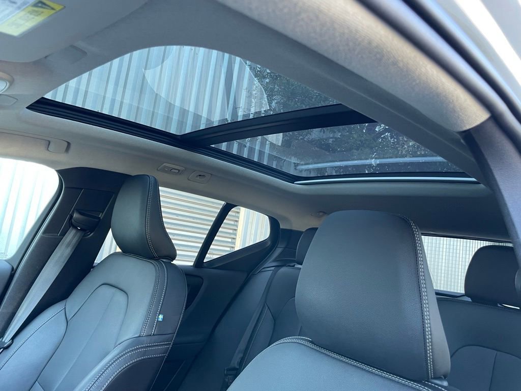 Used 2025 Volvo XC40 B5 Core image 25