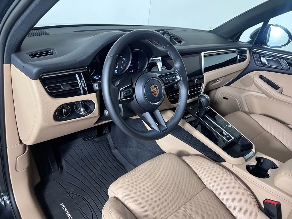 Certified 2026 Porsche Macan AWD/4WD image 4