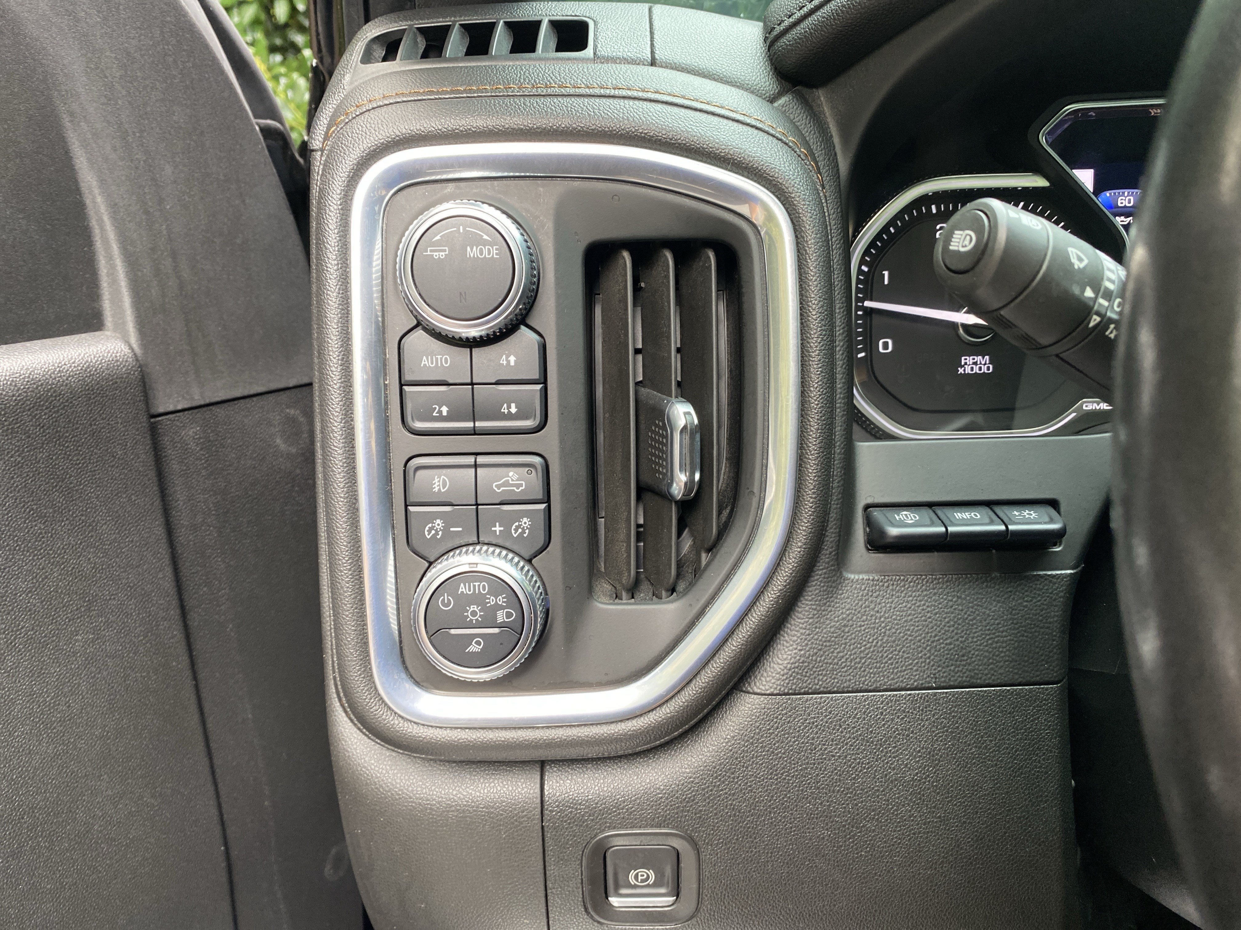 Used 2021 GMC Sierra 2500 AT4 w/ AT4 Premium Plus Package AWD/4WD image 18