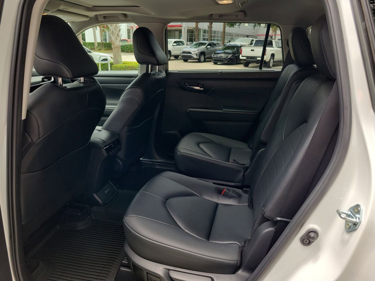 Used 2025 Toyota Highlander XLE FWD image 11