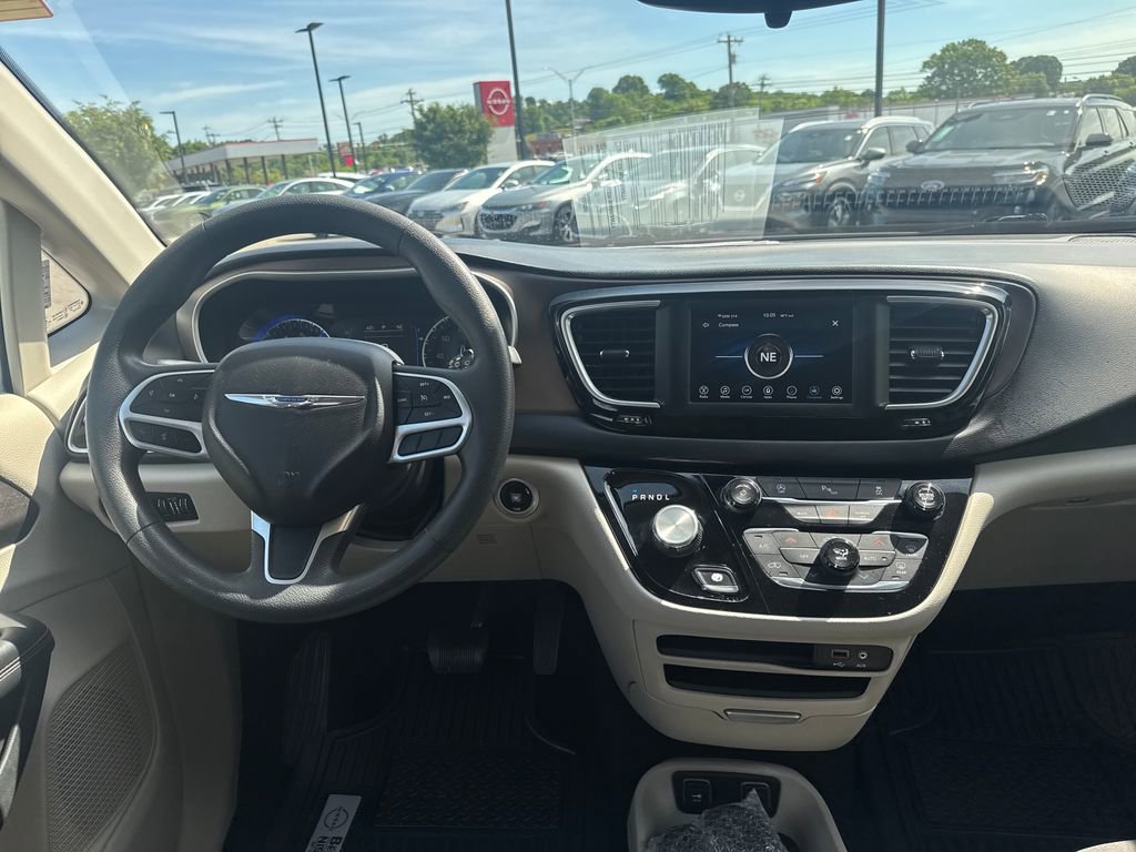 Used 2018 Chrysler Pacifica Touring Plus w/ Tire & Wheel Group FWD image 24