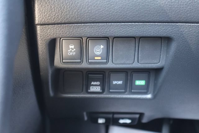 Used 2017 Nissan Rogue SV AWD/4WD image 13