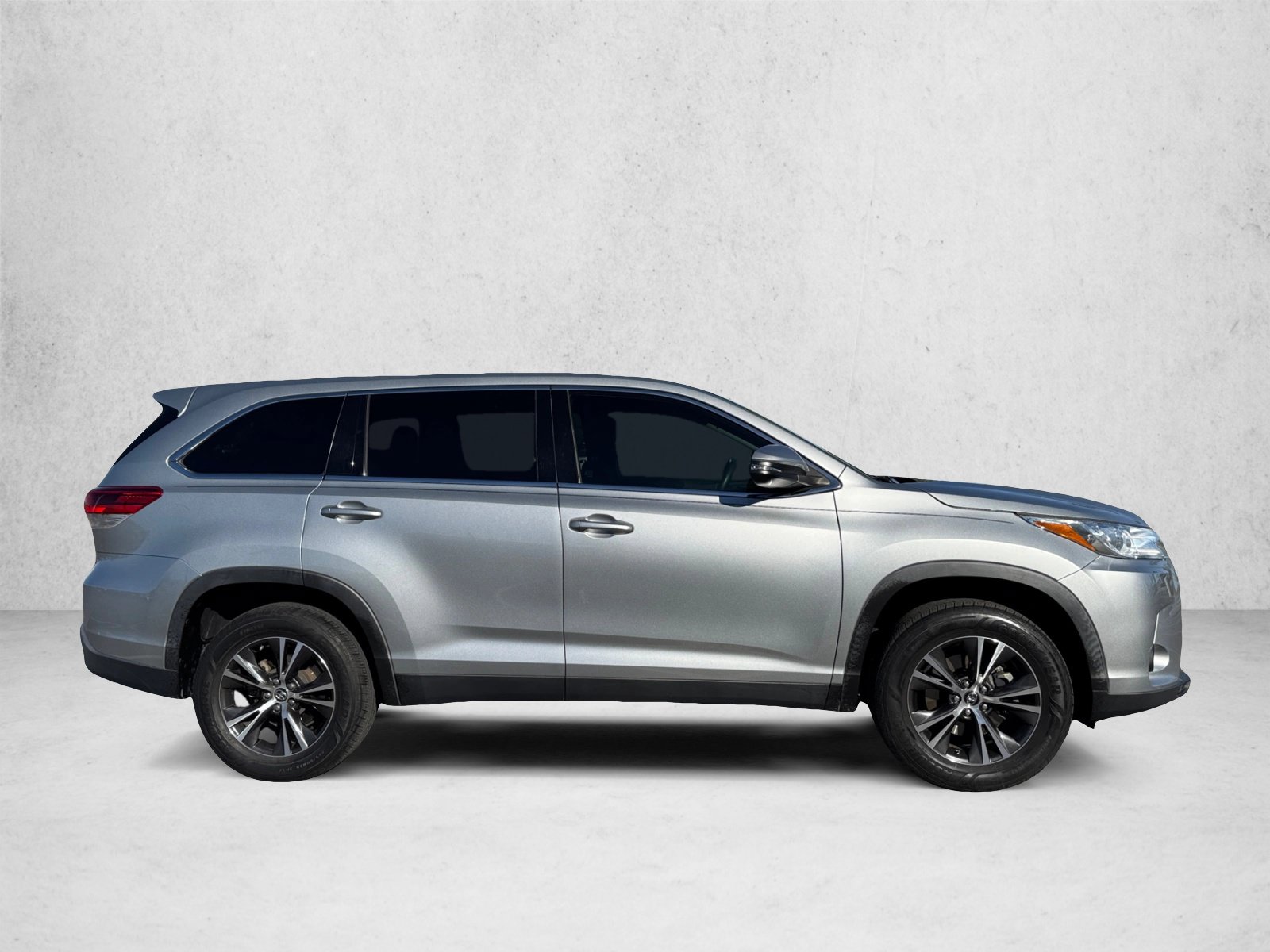 Used 2019 Toyota Highlander LE FWD video 4