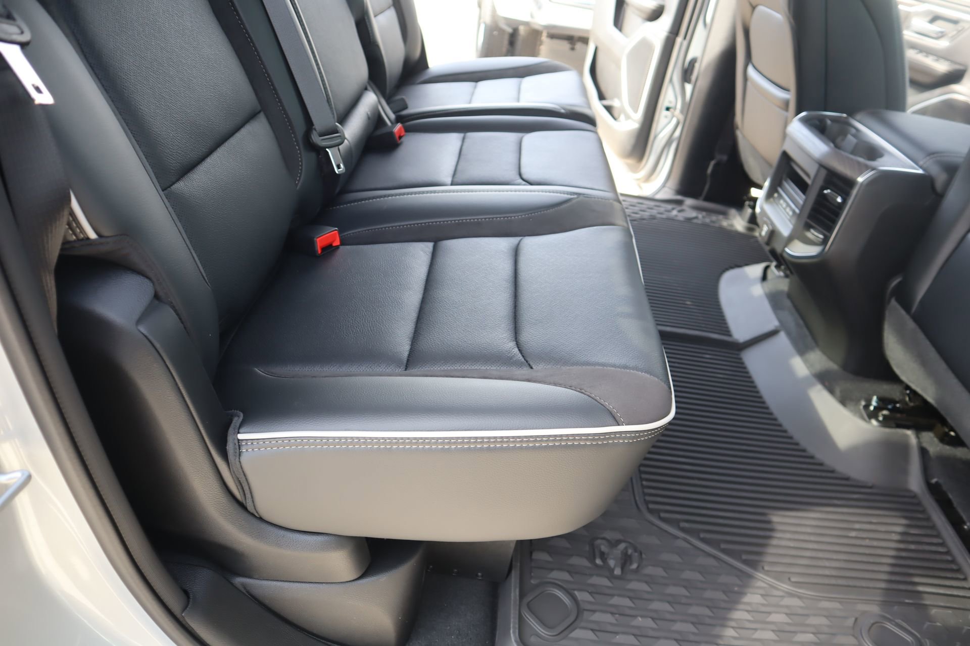 New 2026 RAM 1500 Laramie AWD/4WD image 15