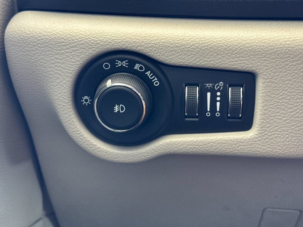 Used 2018 Chrysler Pacifica Touring-L Plus FWD image 32