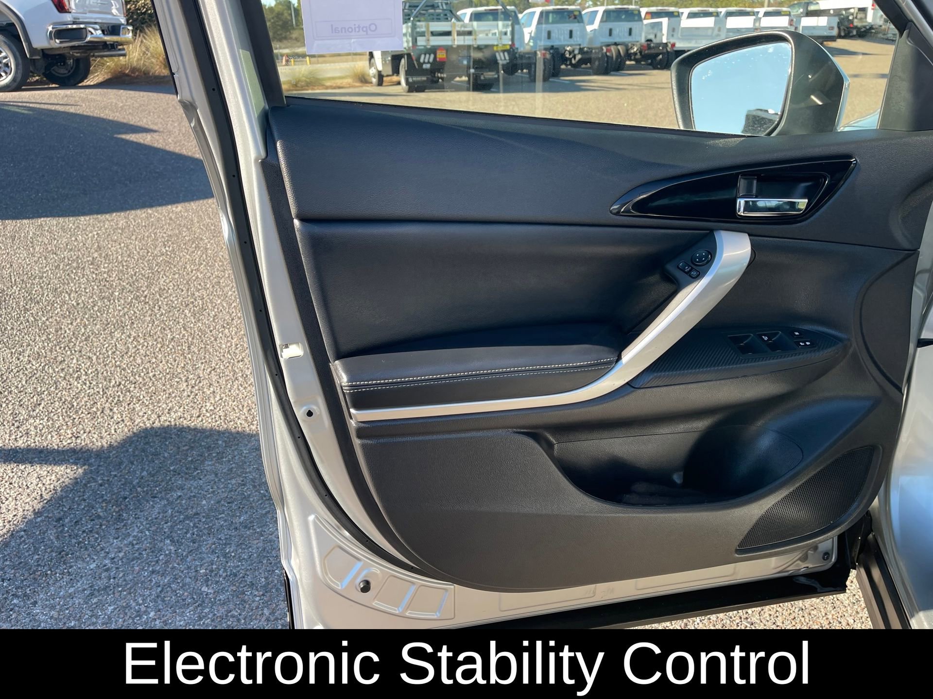 Used 2025 Mitsubishi Eclipse Cross Black Edition image 11