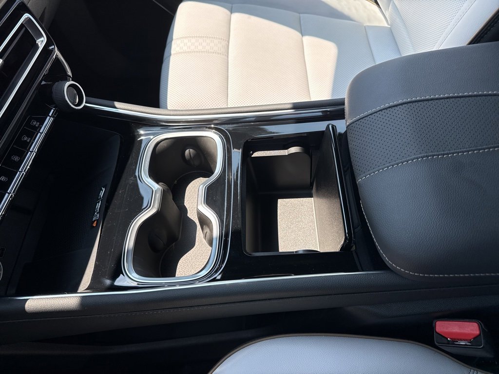 Used 2024 Chevrolet Traverse RS image 28