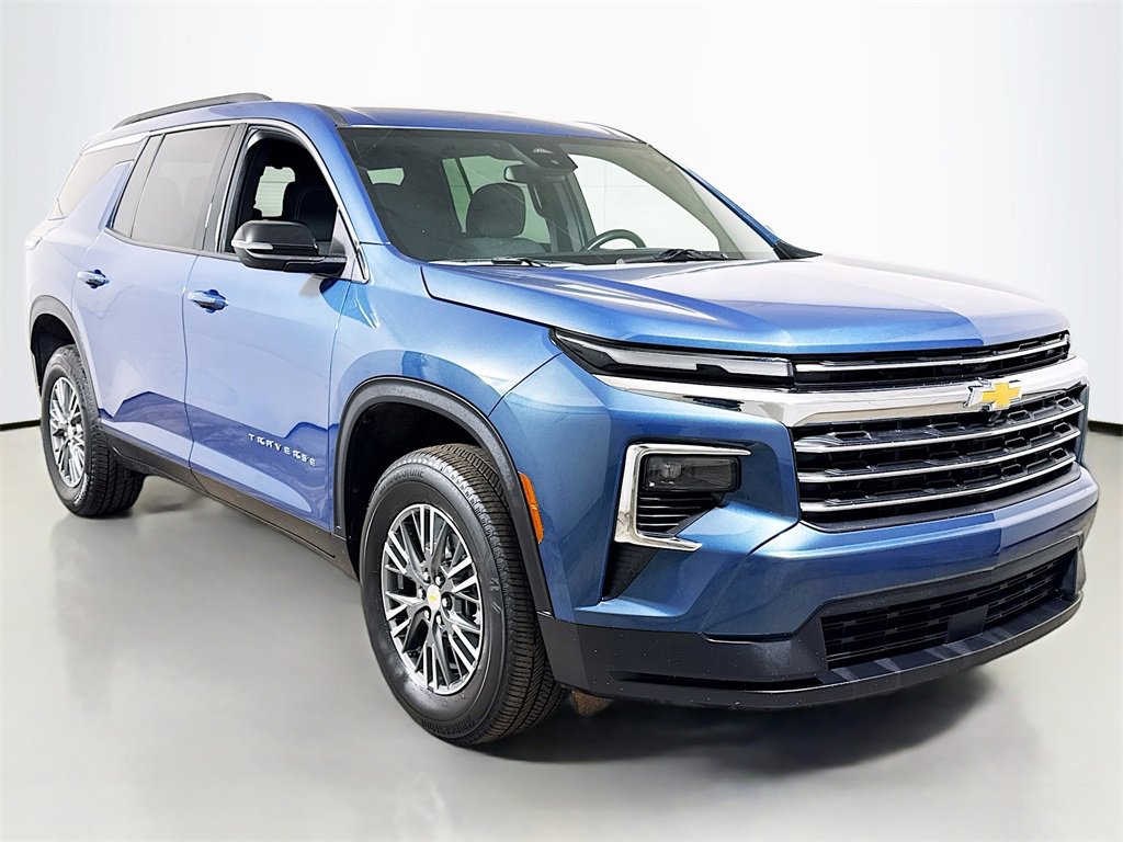 Used 2025 Chevrolet Traverse LT image 3