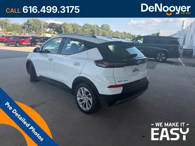 Used 2022 Chevrolet Bolt EUV LT w/ Comfort Package FWD image 3