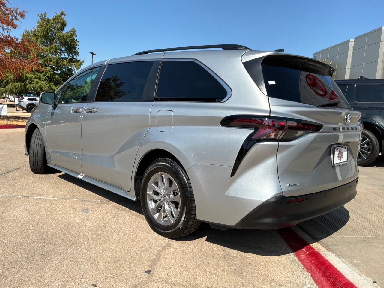 Used 2025 Toyota Sienna XLE FWD image 8