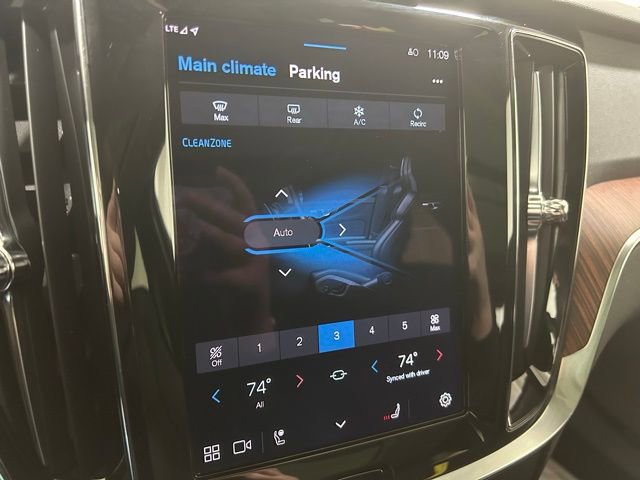 Used 2025 Volvo V60 B5 Cross Country Plus image 19