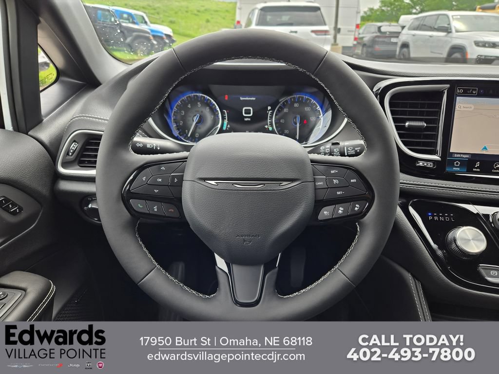 New 2027 Chrysler Pacifica Limited AWD/4WD image 18