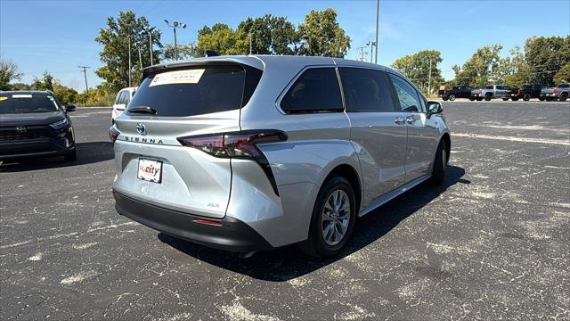 Certified 2025 Toyota Sienna XLE FWD image 9