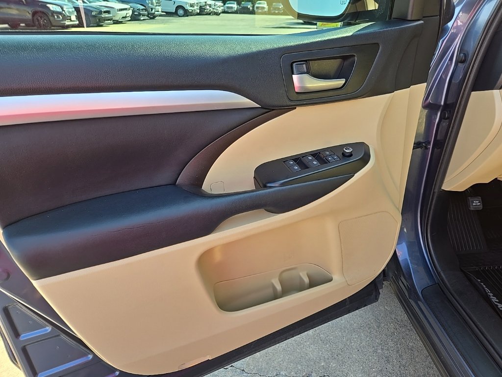 Used 2019 Toyota Highlander XLE FWD image 29