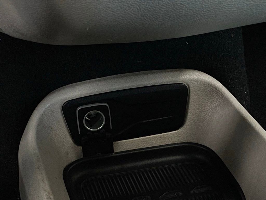 Used 2022 Chrysler Voyager LX image 29