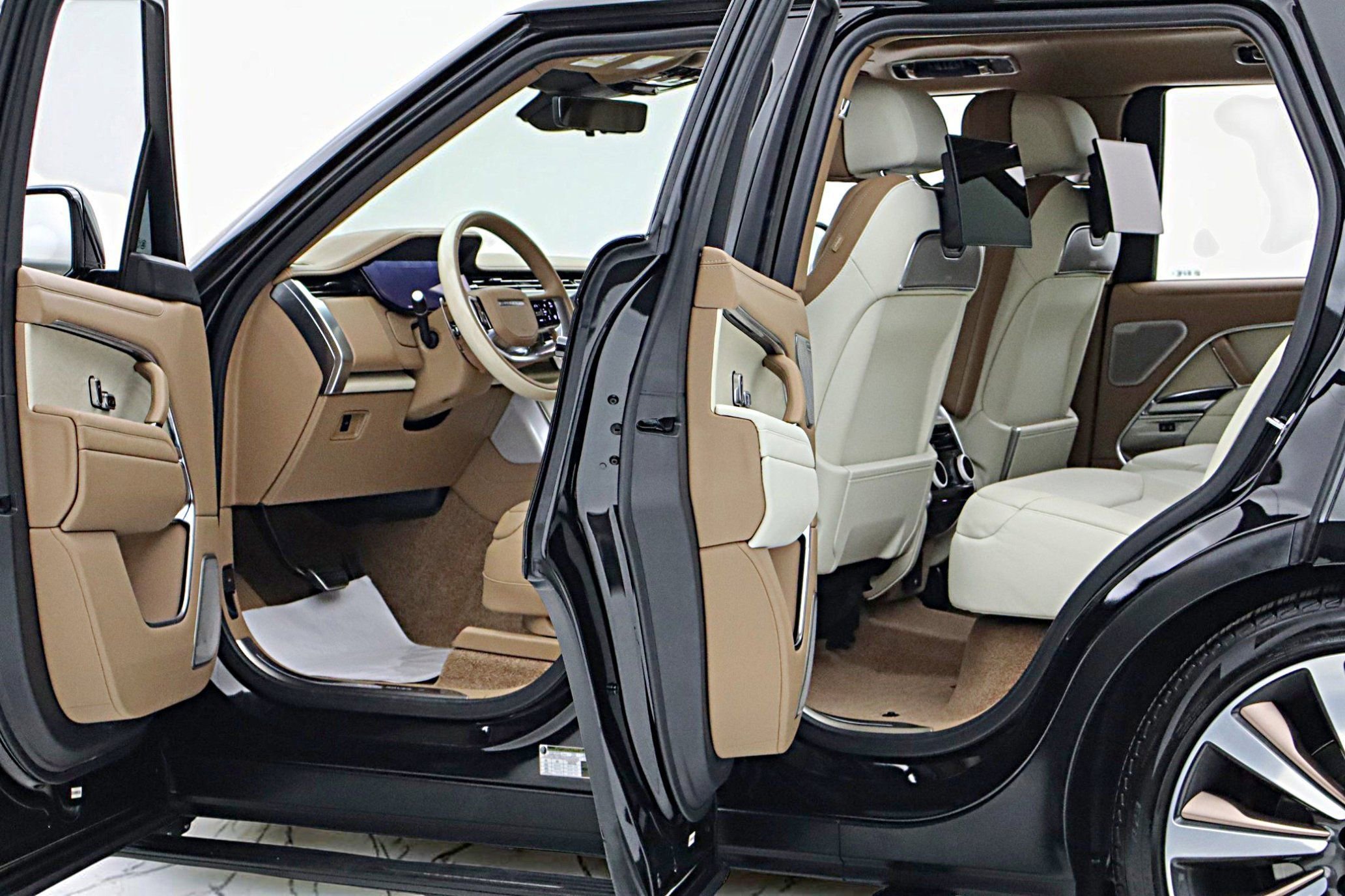 Used 2024 Land Rover Range Rover SV AWD/4WD image 5