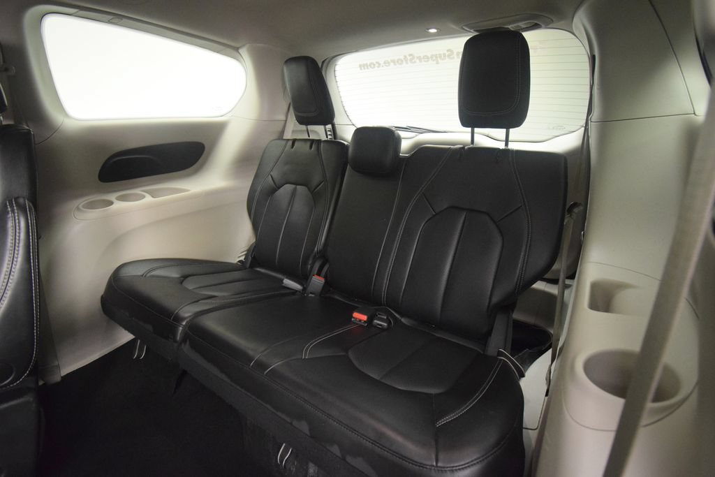 Used 2023 Chrysler Pacifica Touring-L FWD image 16