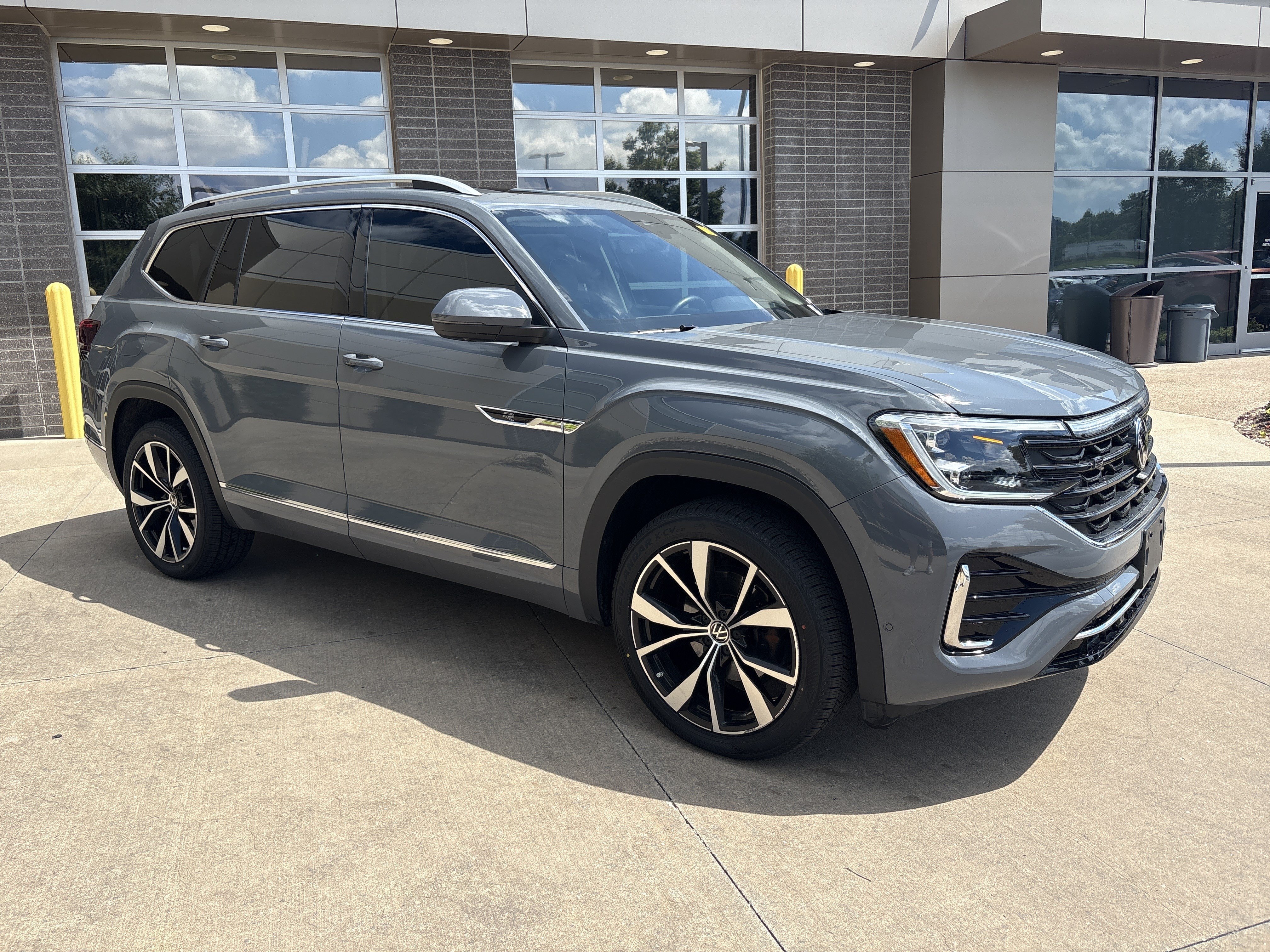 Used 2025 Volkswagen Atlas SEL Premium R-Line AWD/4WD image 2