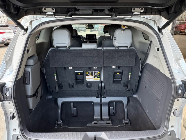 Used 2022 Toyota Sienna XLE image 5