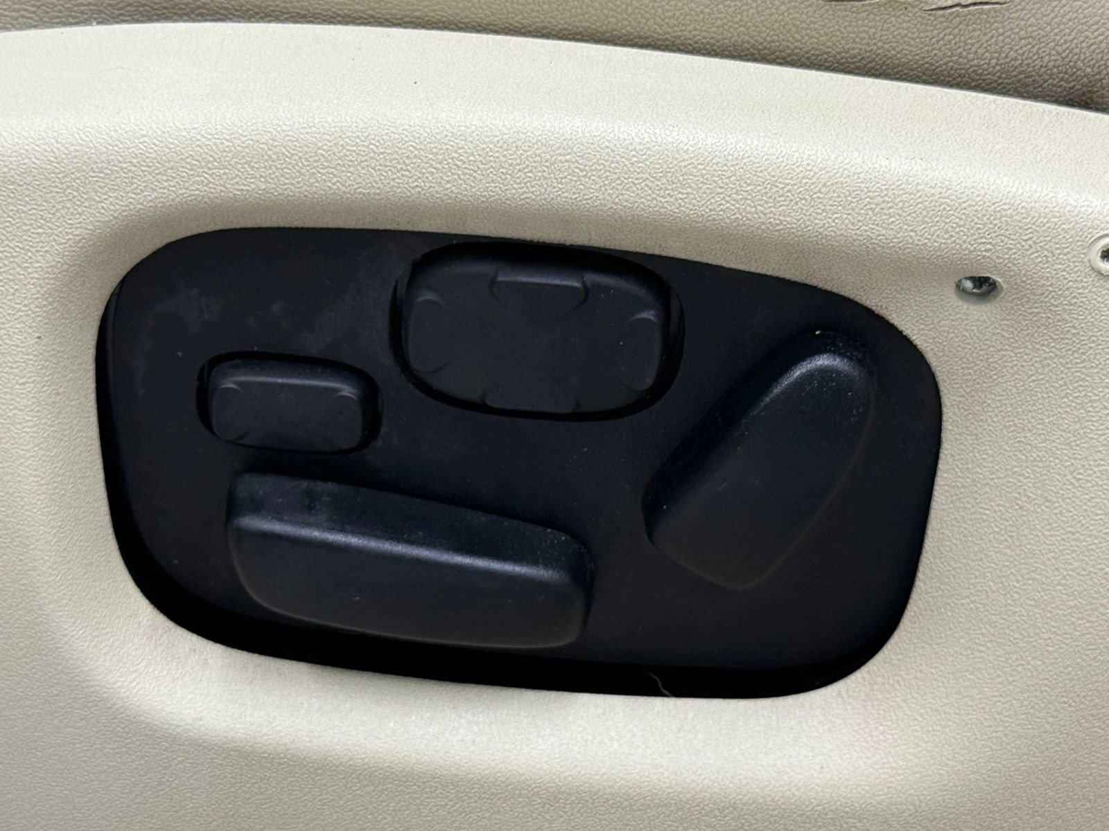 Used 2013 Lincoln MKS AWD image 25