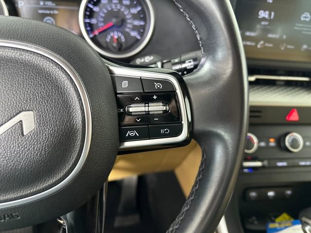 Used 2023 Kia Carnival LX image 16