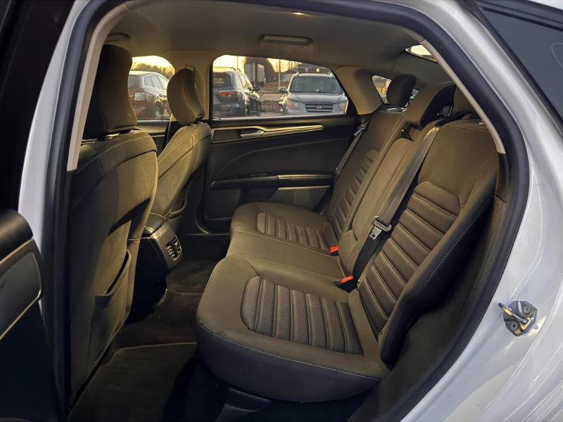 Used 2017 Ford Fusion SE w/ Fusion SE Technology Package image 12