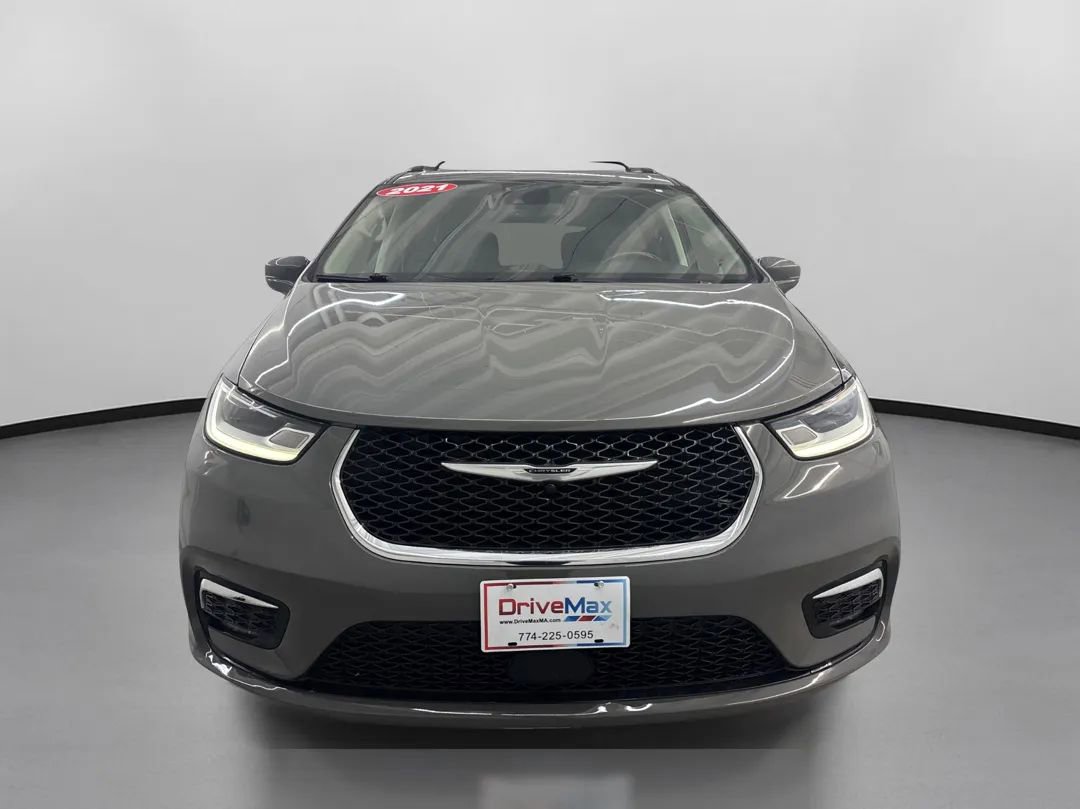 Used 2021 Chrysler Pacifica Touring-L image 2