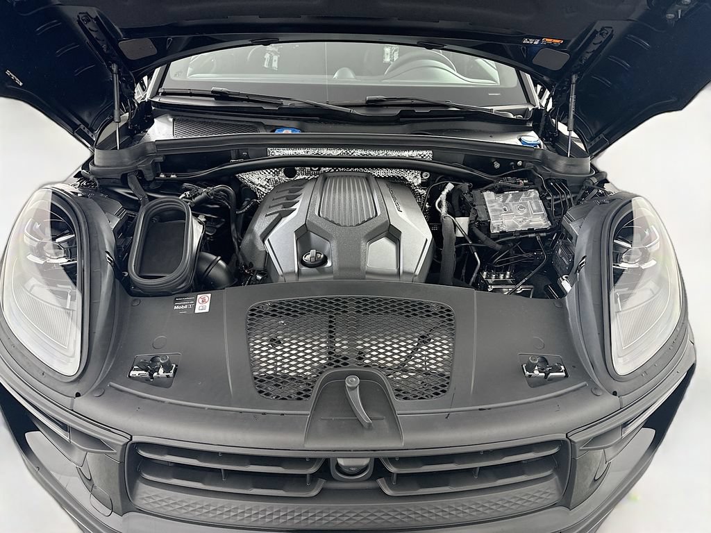 Certified 2026 Porsche Macan AWD/4WD image 32