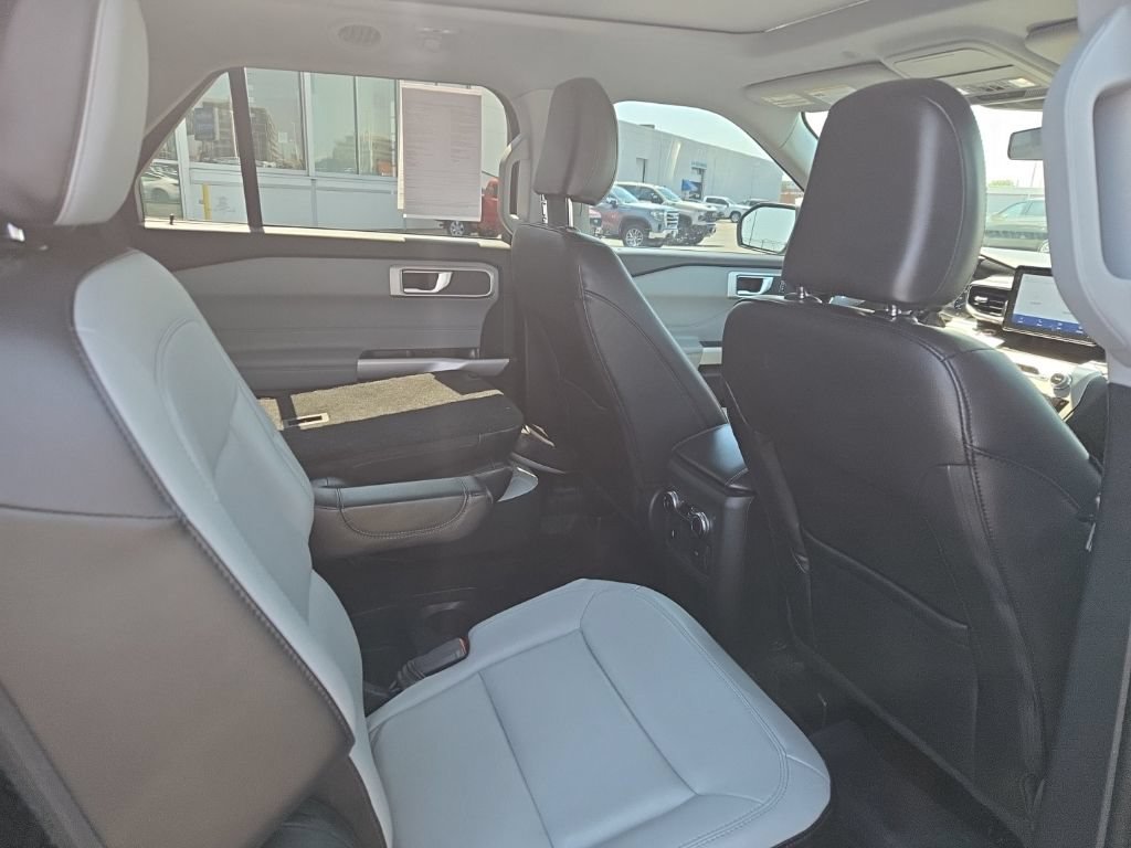 Used 2021 Ford Explorer XLT w/ Equipment Group 202A AWD/4WD image 14