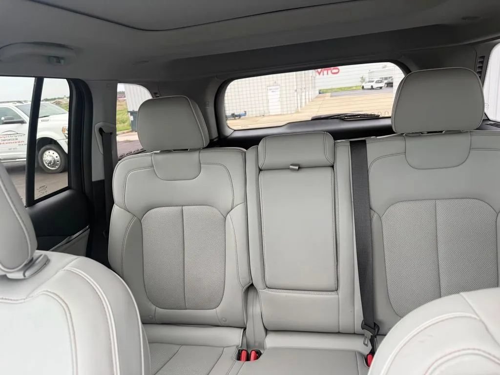 Used 2022 Jeep Grand Cherokee Overland AWD/4WD image 27