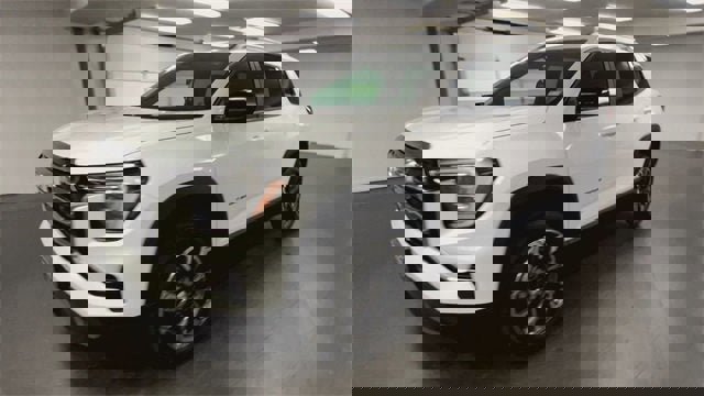 Used 2025 GMC Terrain Elevation w/ Elevation Premium Package image 4