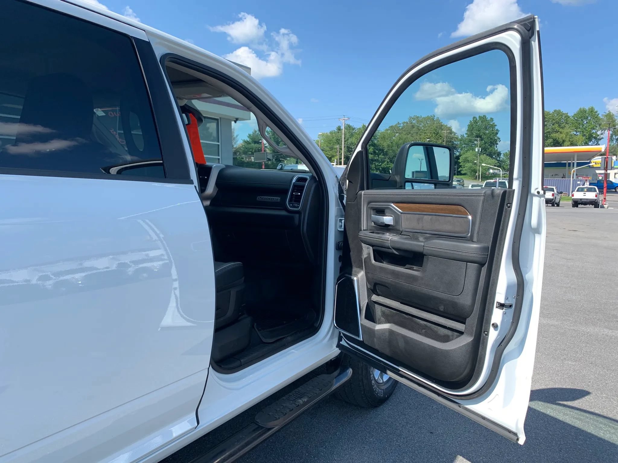 Used 2024 RAM 2500 Laramie AWD/4WD image 23