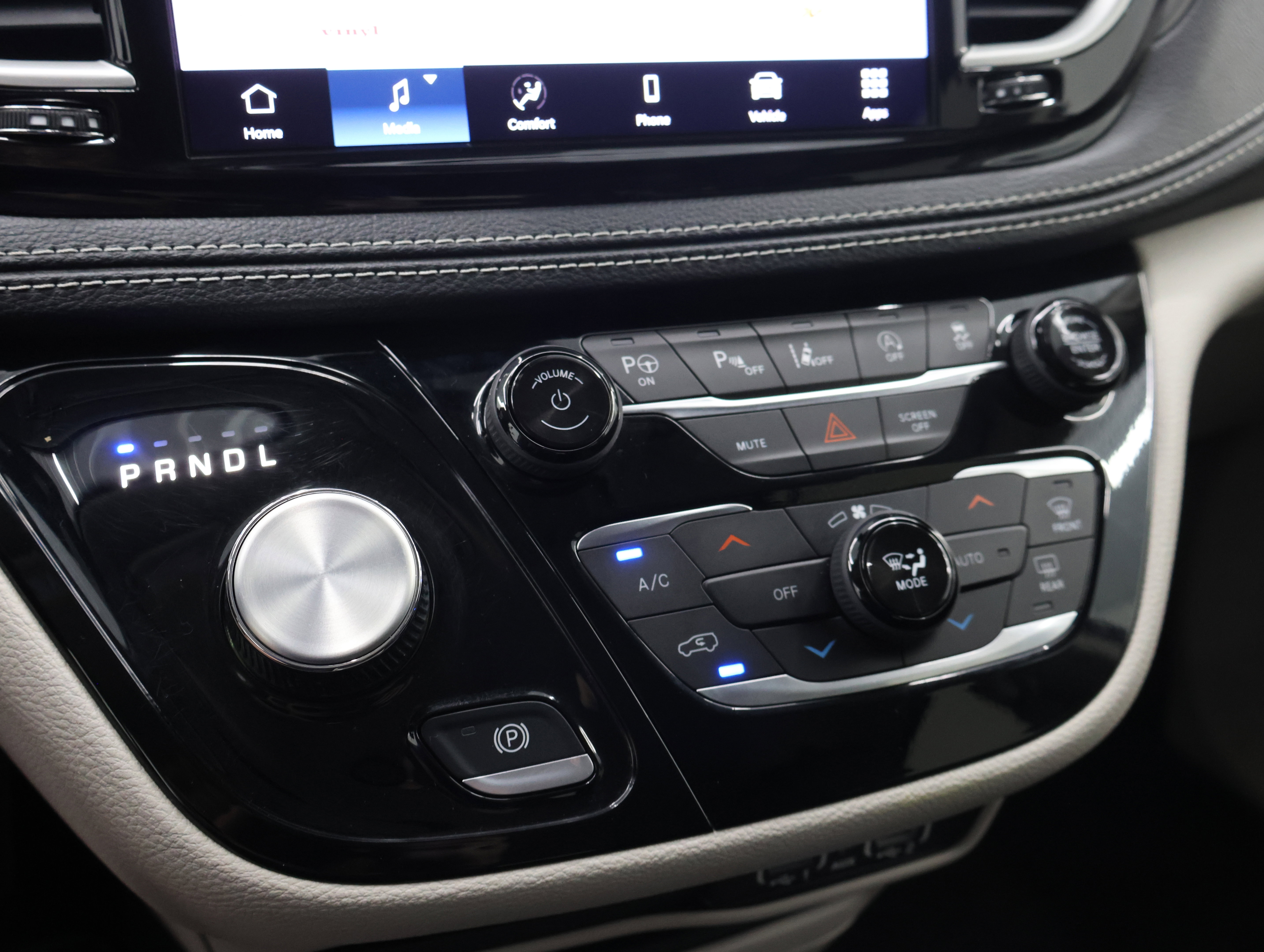 Used 2023 Chrysler Pacifica Touring-L AWD/4WD image 49