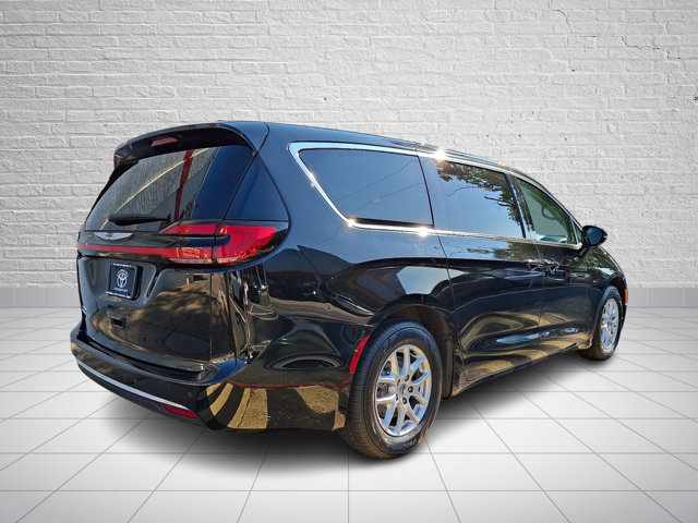 Used 2024 Chrysler Pacifica Touring-L FWD image 6