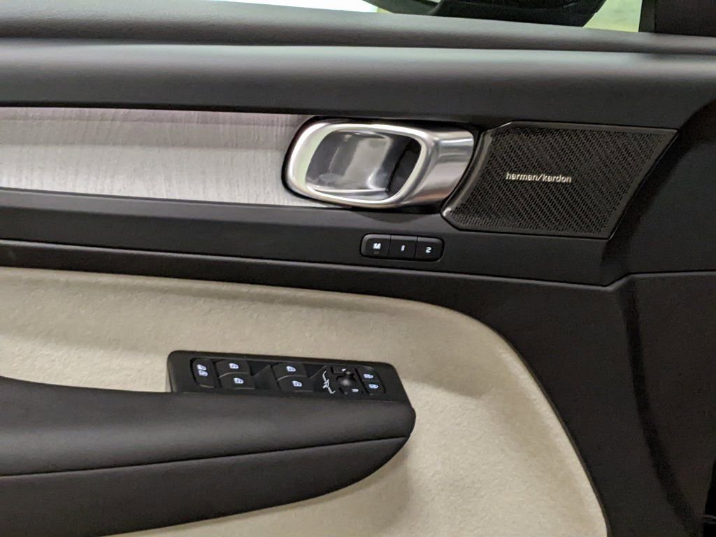 New 2026 Volvo XC40 B5 Ultra w/ Climate Package image 10